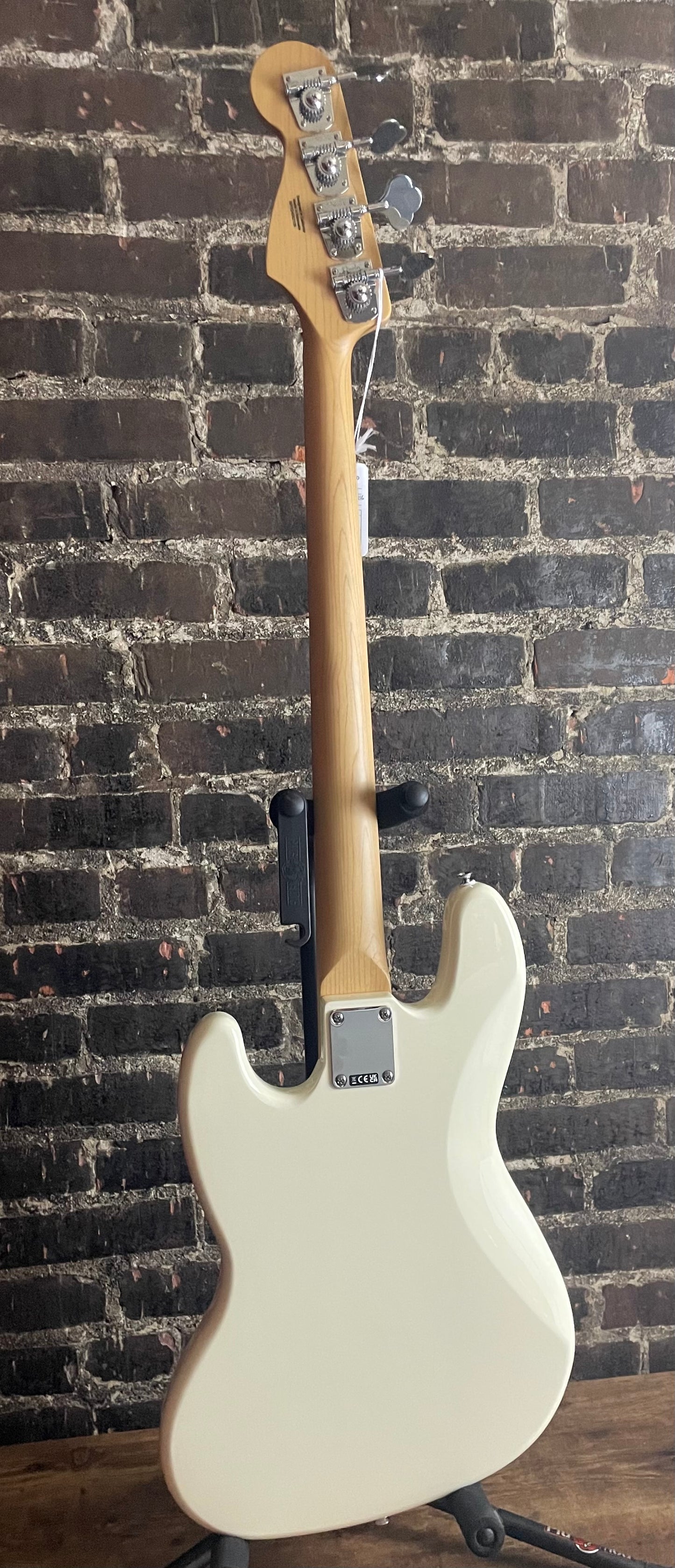 Fender Standard Jazz Bass - Olympic White, Laurel Fingerboard