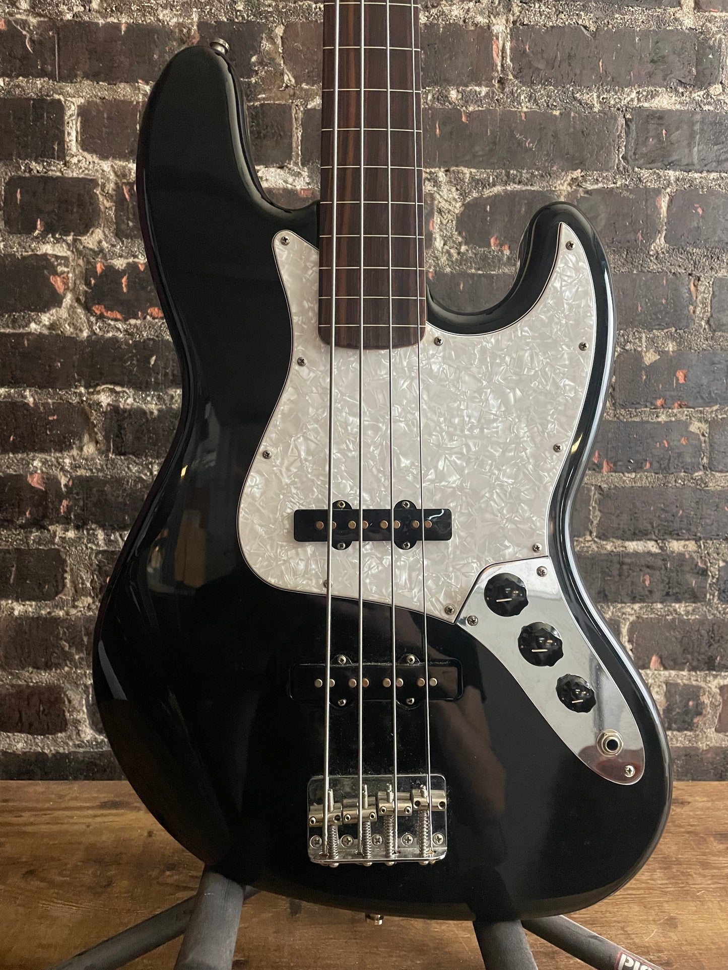 2005 Fender Standard Fretless Jazz Bass-Black