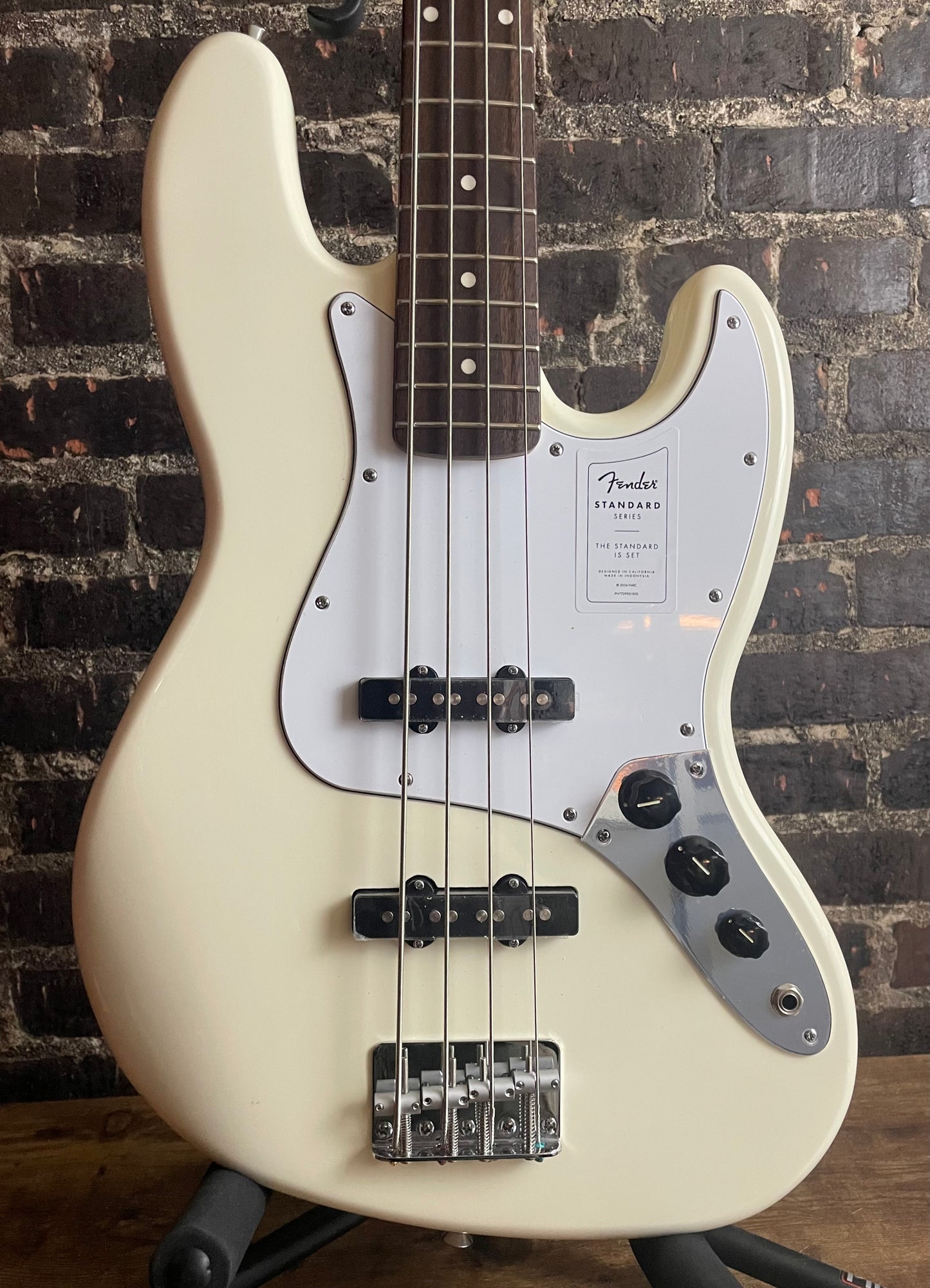 Fender Standard Jazz Bass - Olympic White, Laurel Fingerboard