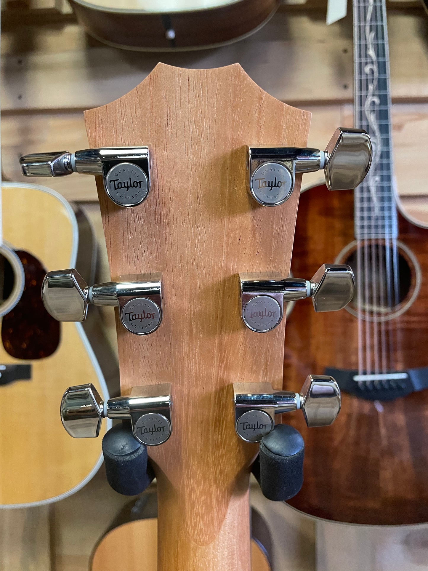 Taylor 210ce Plus