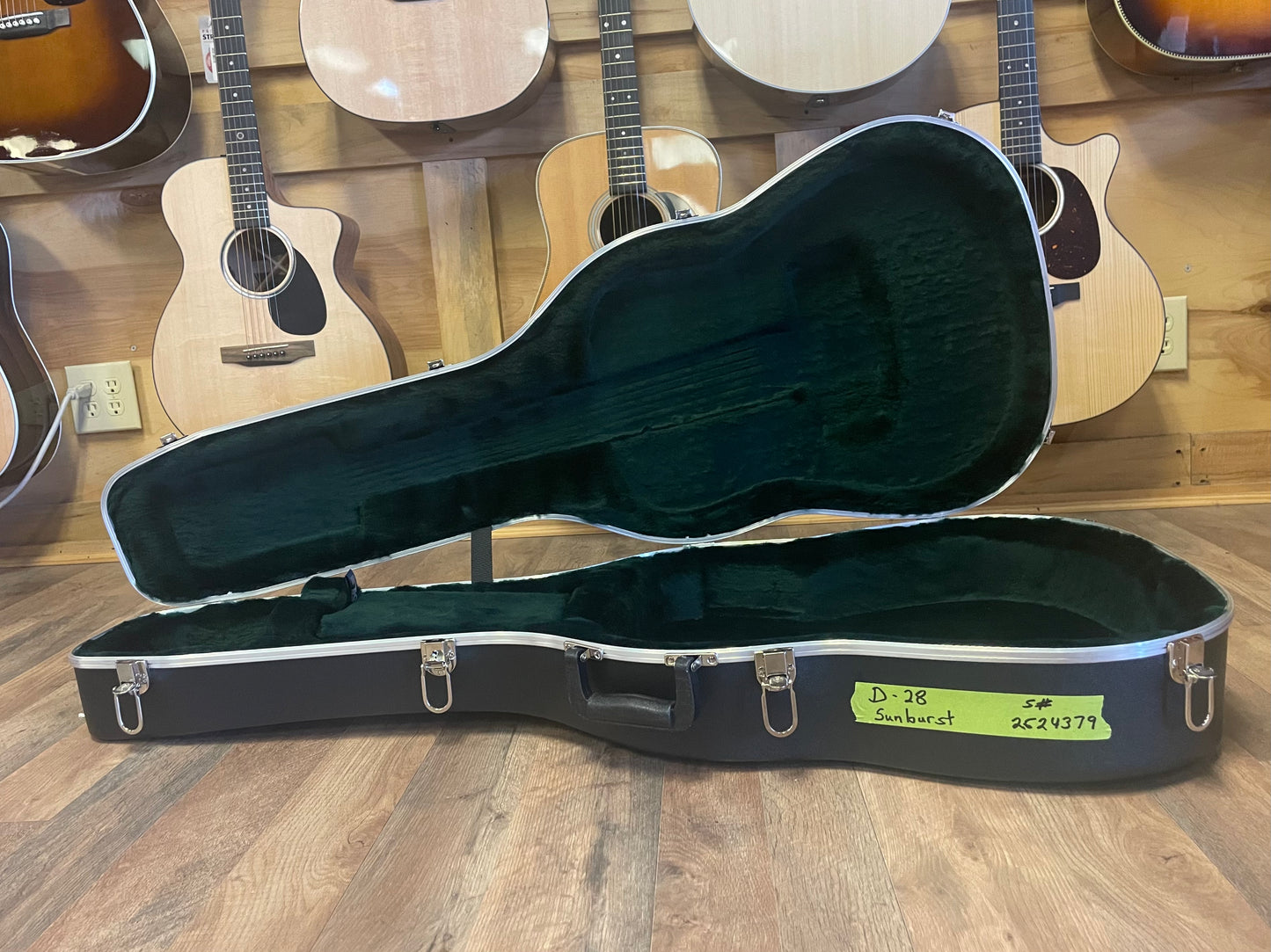 Martin D-28 Acoustic Guitar - Sunburst