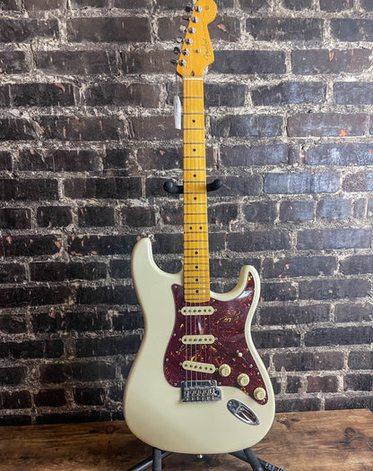 2022 Fender American Professional II Stratocaster with Maple Fretboard - Olympic White (USED)