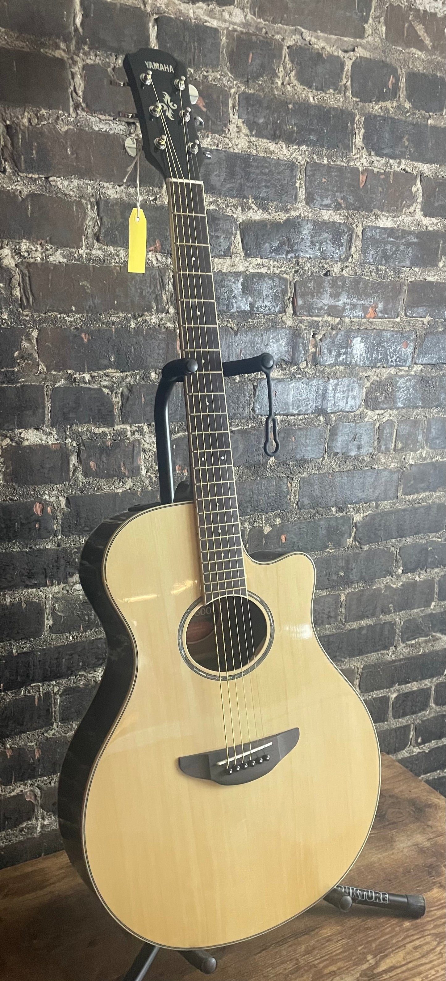 Yamaha APX600 Thinline Cutaway Acoustic-electric Guitar - Natural