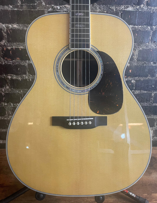 Martin J-40 Jumbo Acoustic Guitar - Natural