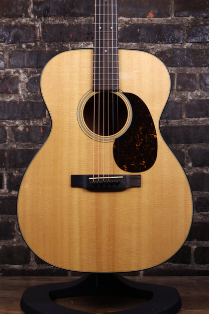 Martin 00018 Acoustic Guitar (USED)