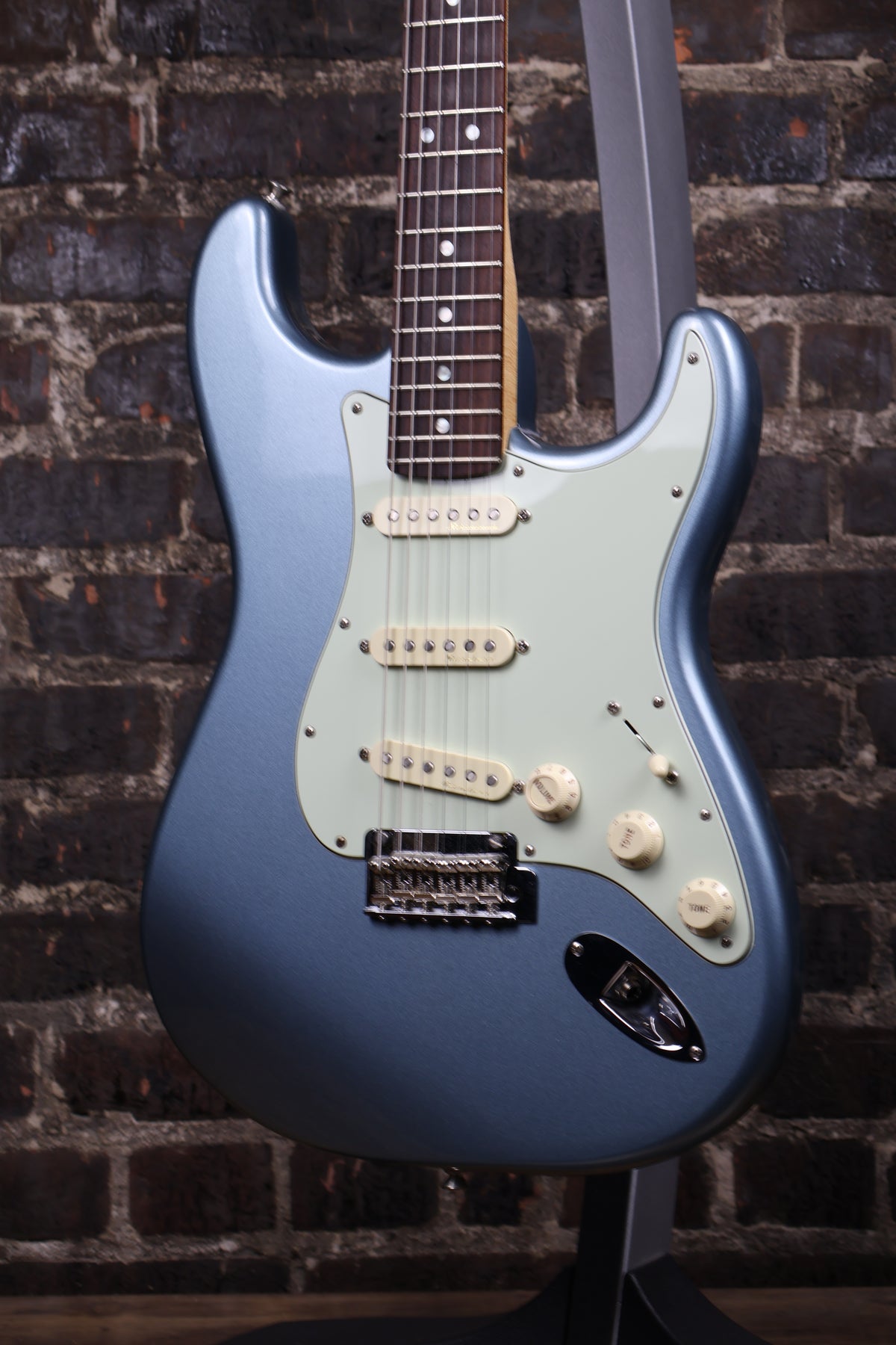 Fender Deluxe Roadhouse Stratocaster PF Mystic Ice Blue w/Gig Bag (USED)