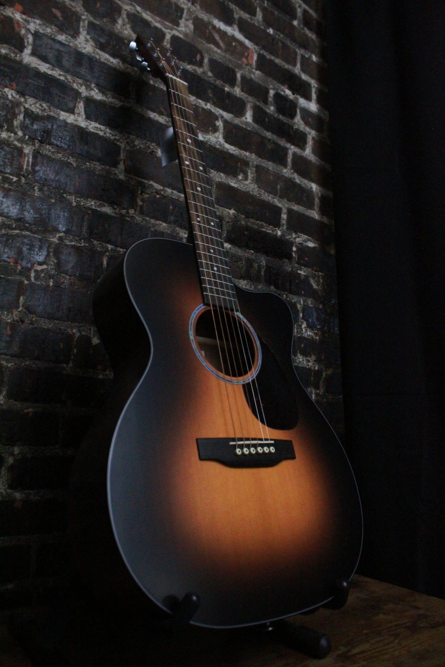 Martin OMC-10E Modern Burst Road Series