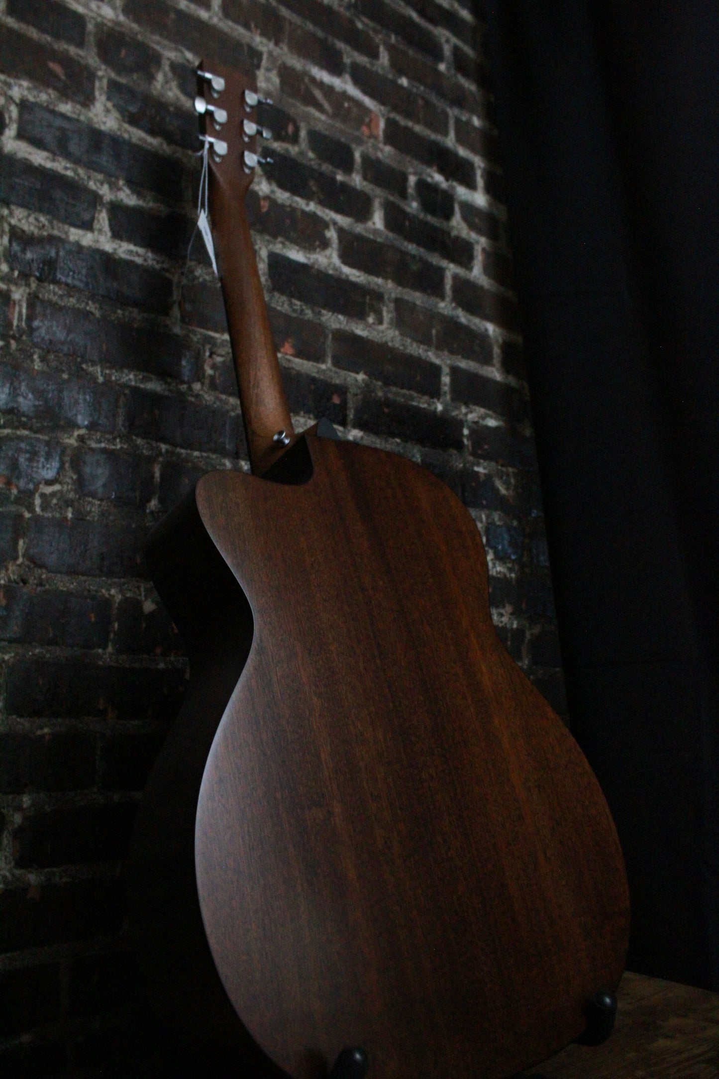 Martin OMC-10E Modern Burst Road Series