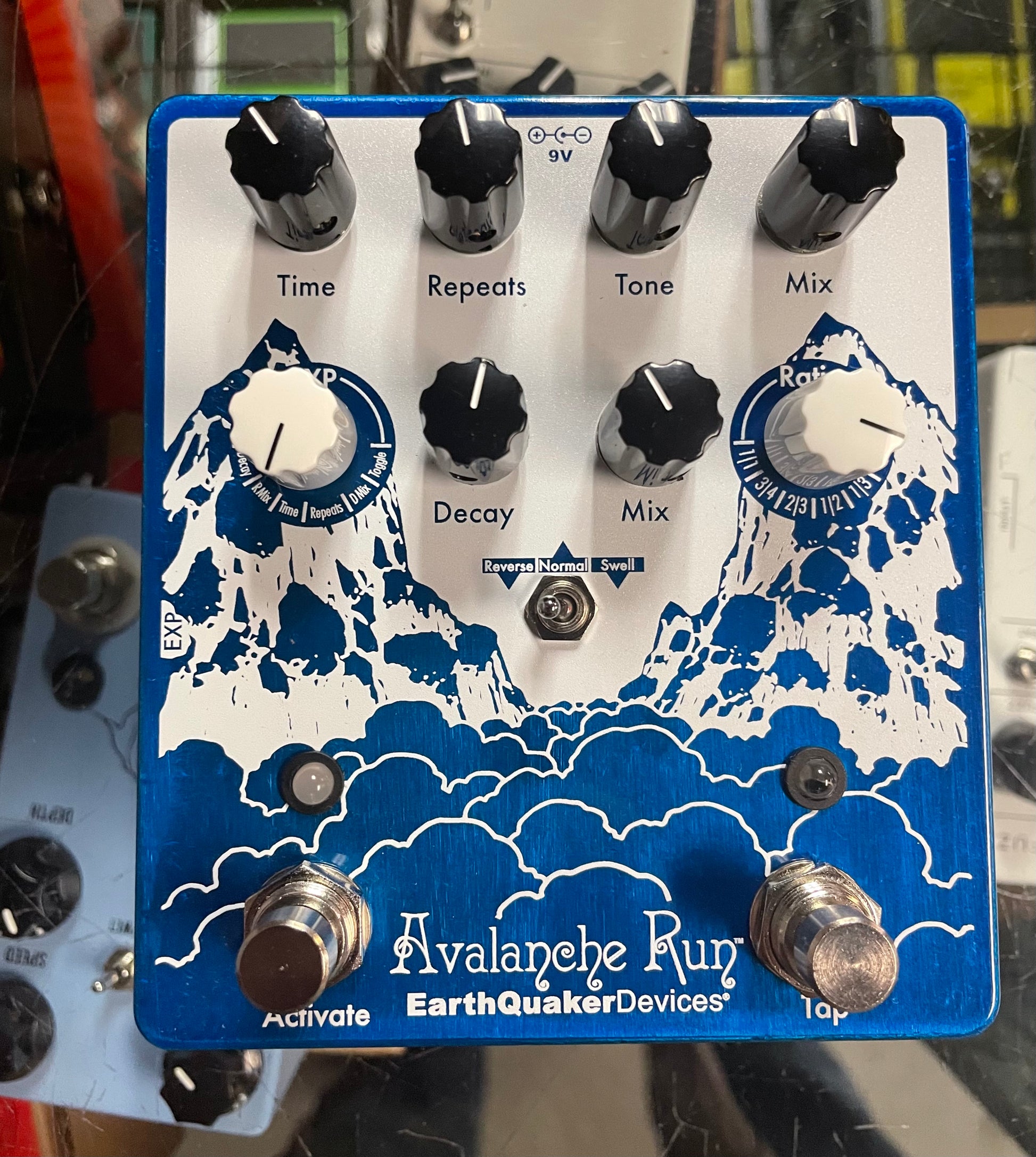 EarthQuaker Devices Avalanche Run V2 Delay and Reverb Pedal (NEW