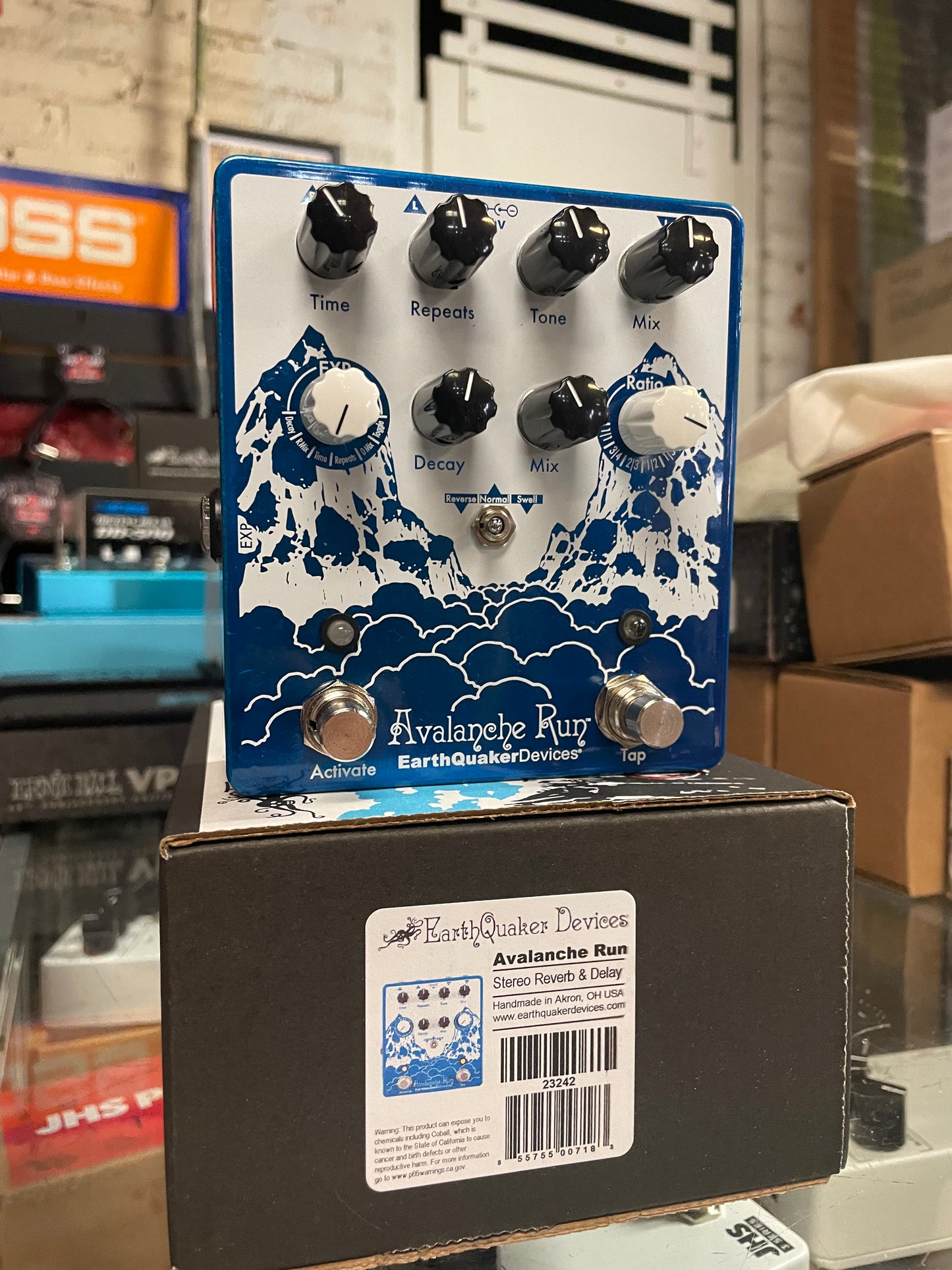 EarthQuaker Devices Avalanche Run V2 Delay and Reverb Pedal (NEW)